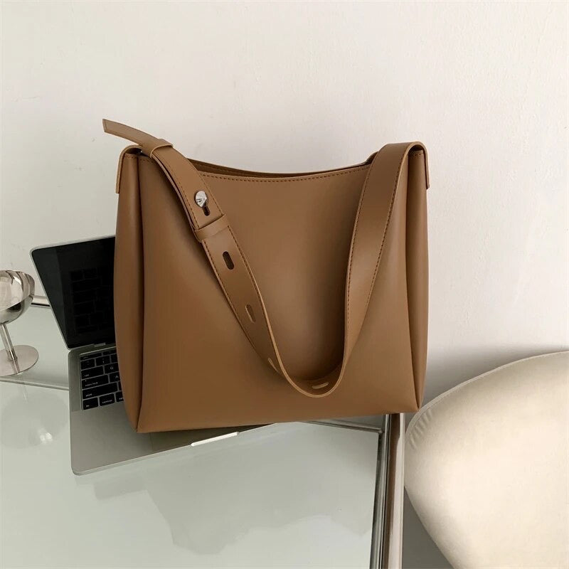 BELLA | Spacious bag