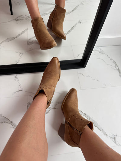 COWBOY | Low Camel Boots